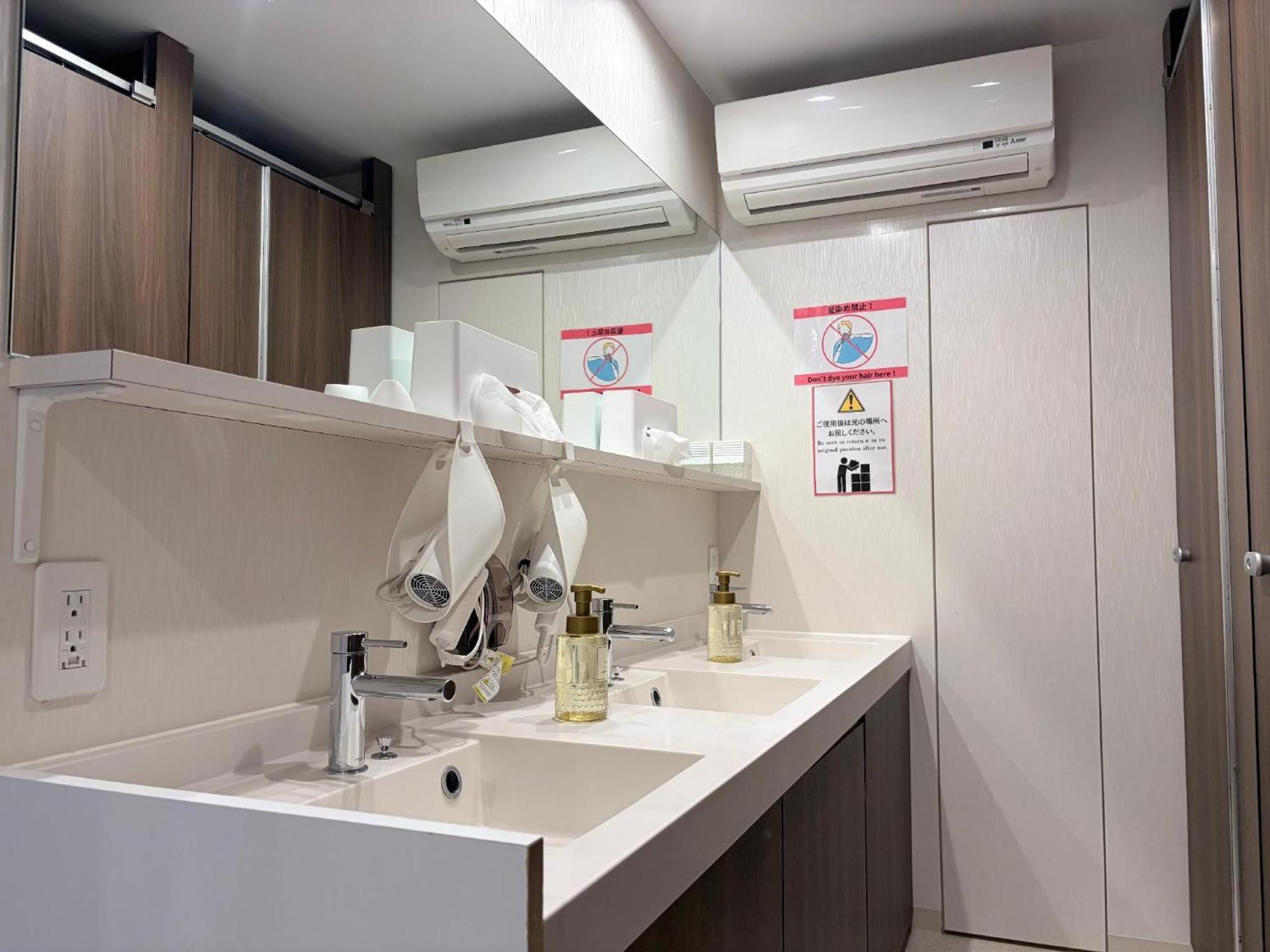 Capsule Hotel Suzumoriya — Fotos 1